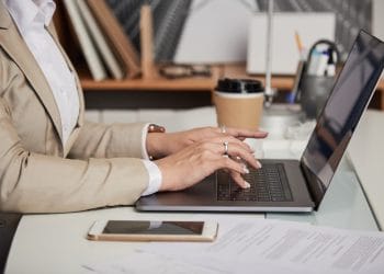 Казахстанцы смогут влиять на зарплаты чиновников через онлайн-оценку