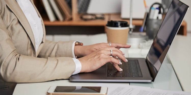 Казахстанцы смогут влиять на зарплаты чиновников через онлайн-оценку