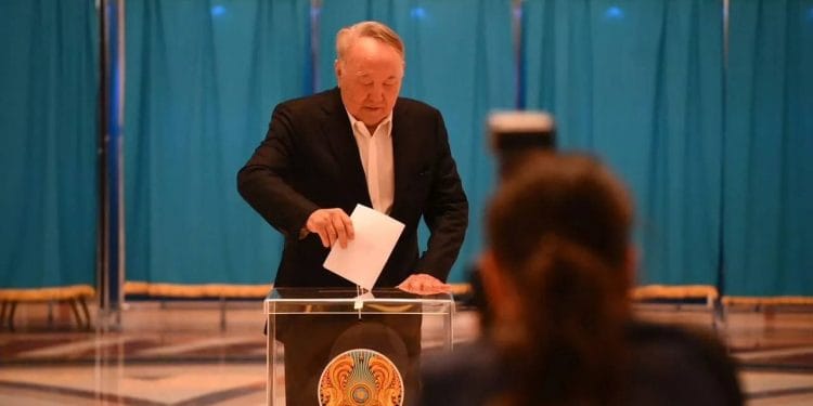 Нурсултан Назарбаев проголосовал на референдуме по строительству АЭС