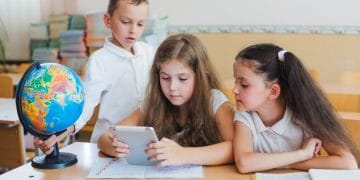 В школах Астаны будут забирать смартфоны перед уроками