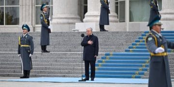 Президент Токаев принял участие в церемонии поднятия Государственного флага