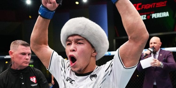 Асу Алмабаев продолжает победную серию в UFC