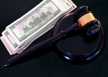 Судью алматинского суда подозревают в мошенничестве и взяточничестве