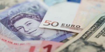 Курс доллара и евро в обменниках Казахстана продолжает расти