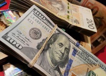 Курс доллара и евро снижается, рубль остается стабильным в Казахстане