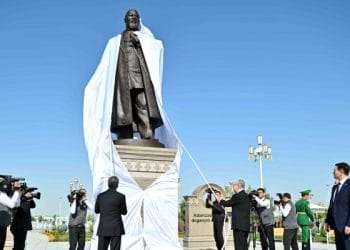 Токаев и Бердымухамедов открыли памятник Абаю в Ашхабаде