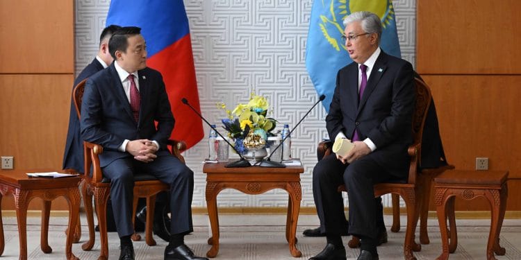 Президент Казахстана провел встречу с Председателем парламента Монголии