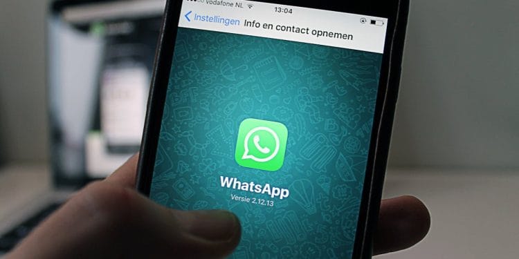WhatsApp упростит использование смайликов для реакций