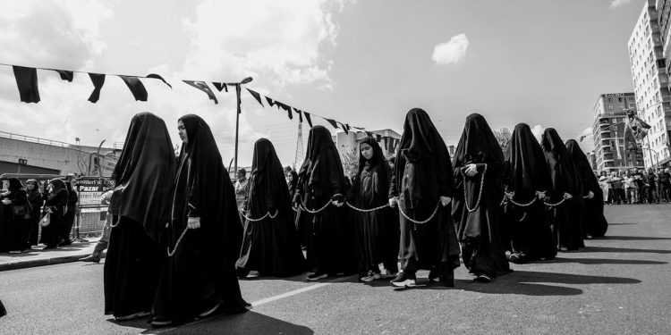 В Афганистане женщинам запретили общаться друг с другом на публике