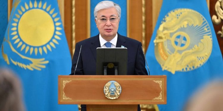 Токаев вручил премию имени Абая поэтам, писателям и художникам