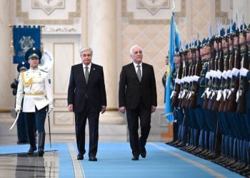 Токаев встретил президента Армении в Акорде