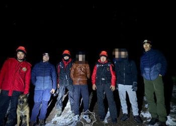 Спасатели МЧС Казахстана спасли двух подростков, сбившихся с маршрута в горах Алматинской области