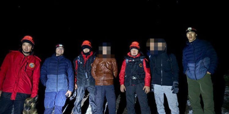 Спасатели МЧС Казахстана спасли двух подростков, сбившихся с маршрута в горах Алматинской области