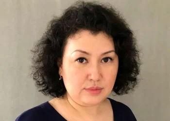 Экс-судью Светлану Жолманову доставили в полицию Алматы по делу о мошенничестве
