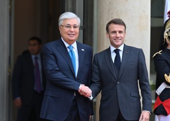 Токаев провел переговоры с Макроном в расширенном составе