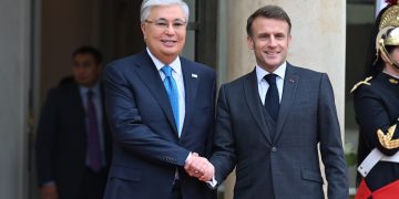 Токаев провел переговоры с Макроном в расширенном составе