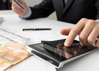 Казахстанским банкам предложили списывать долги пострадавших от мошенников