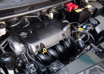 Водитель Mercedes в Актобе пытался скрыть рюкзак с мефедроном под капотом