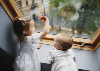 Спасатели в Актобе спасли малышей, оказавшихся взаперти