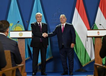Токаев и Орбан договорились расширить сотрудничество в энергетике и транспорте Касым-Жомарт Токаев и Виктор Орбан