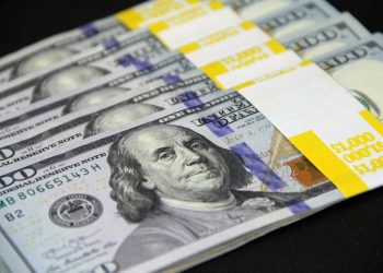 Евро растет, доллар и рубль снижаются в Казахстане