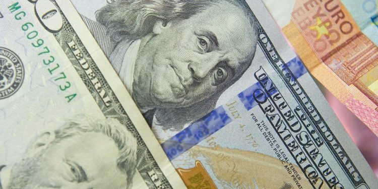 Доллар, евро и рубль: актуальные курсы валют 15 ноября