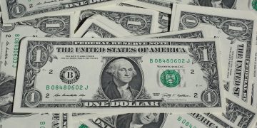 На 7 ноября в Казахстане доллар укрепляется, евро и рубль без изменений