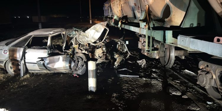 На переезде под Степногорском автомобиль столкнулся с поездом