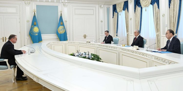 Токаев и посол Франции обсудили расширение сотрудничества перед визитом в Париж