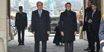 Президенты Казахстана и Франции провели церемонию встречи в Елисейском дворце