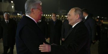 Касым-Жомарт Токаев торжественно встретил Владимира Путина в Казахстане