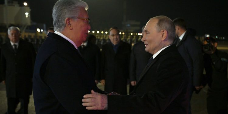 Касым-Жомарт Токаев торжественно встретил Владимира Путина в Казахстане