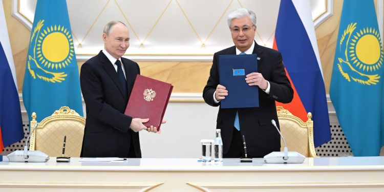Касым-Жомарт Токаев и Владимир Путин на подписании документов