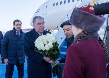 Эмомали Рахмон прилетел в Астану