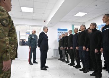 Токаев посетил отдел обороны в Уштобе