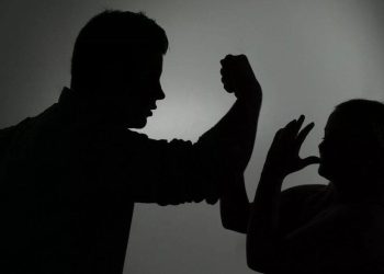 удар по лицу бывшей супруги