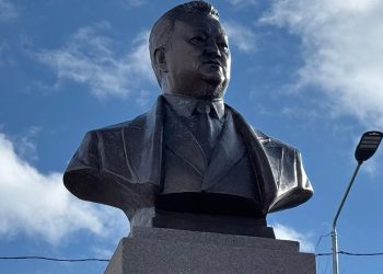 Памятник Заманбеку Нуркадилову