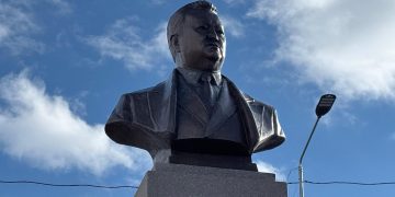 Памятник Заманбеку Нуркадилову