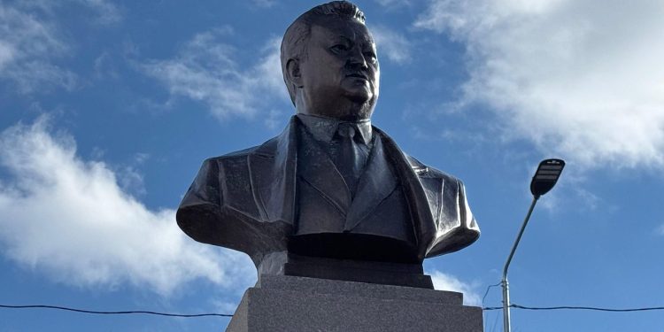 Памятник Заманбеку Нуркадилову