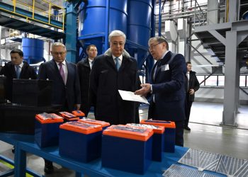 Токаев ознакомился с производством аккумуляторов