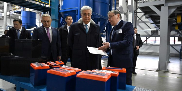 Токаев ознакомился с производством аккумуляторов