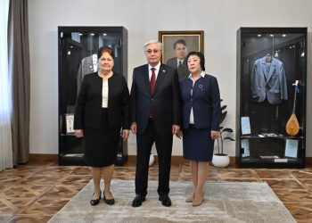 Касым-Жомарт Токаев посетил среднюю школу имени Кемеля Токаева в Уштобе