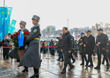 Ерболат Досаев возложил цветы