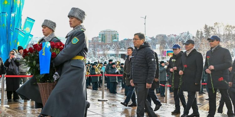 Ерболат Досаев возложил цветы