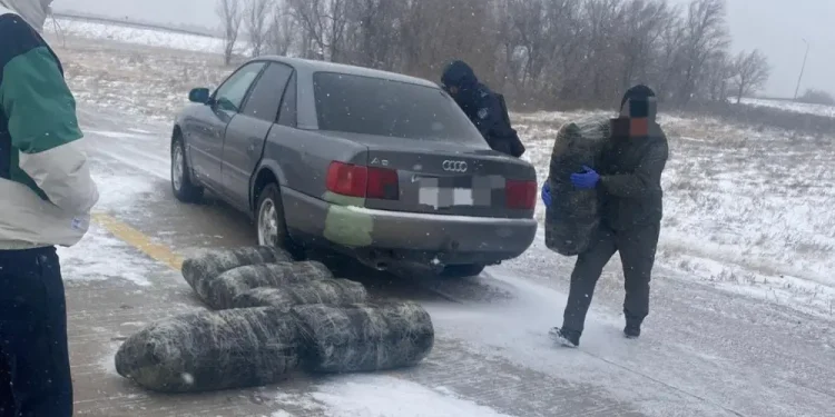 Автомобиль с 13 мешками марихуаны