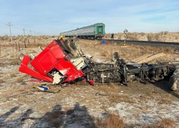 поезд столкнулся с грузовиком,