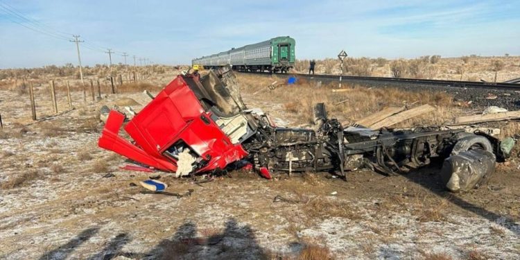 поезд столкнулся с грузовиком,