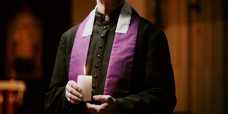 Католический священник