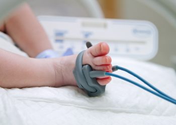 Девочку нашли в подъезде дома