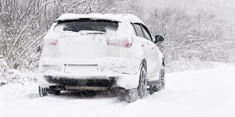 Автомобиль в снегу